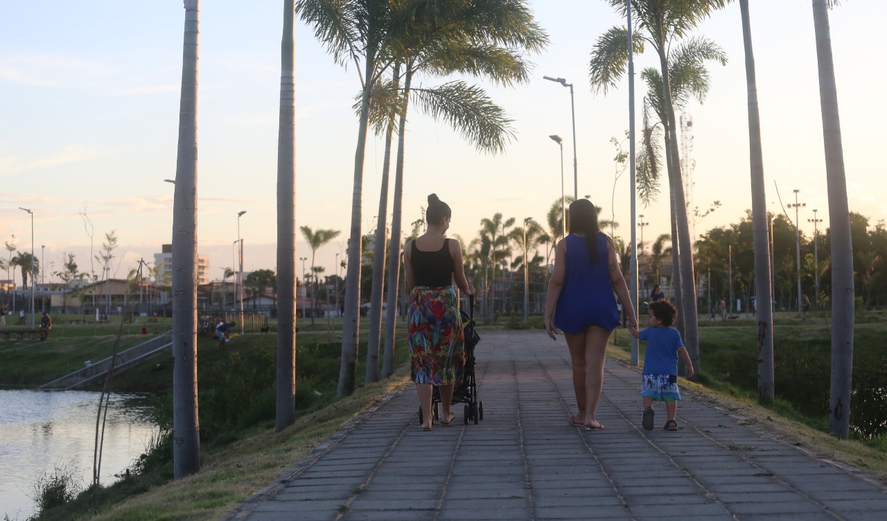 mães caminhando com seus filhos no parque rachel de queiroz